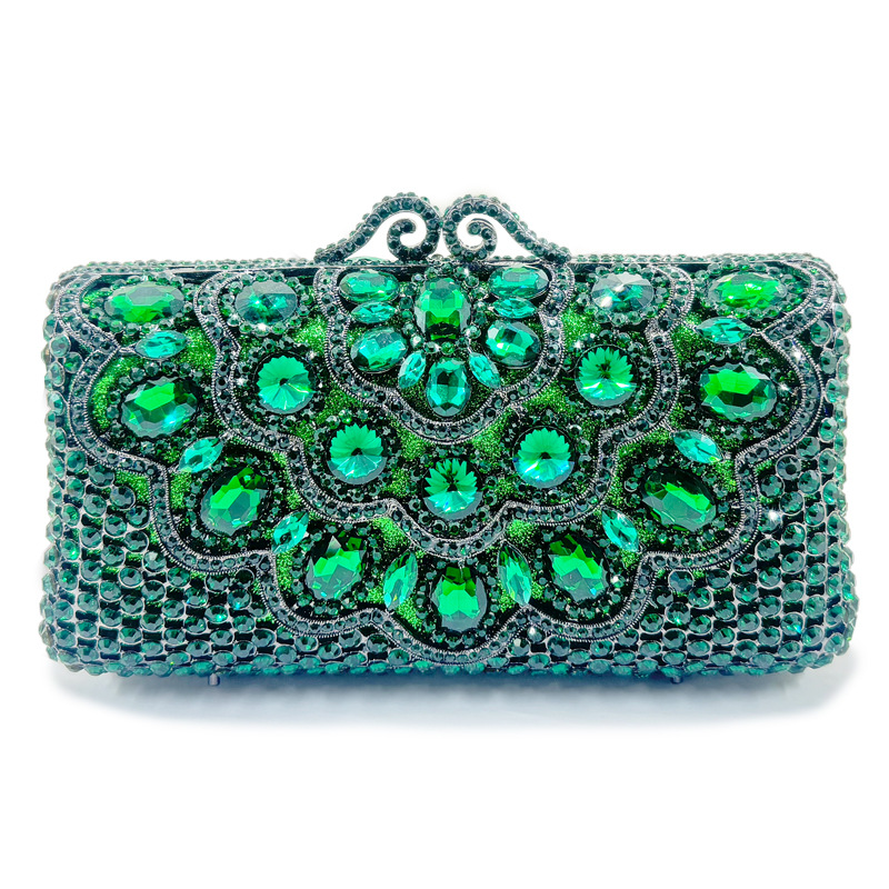 Interior Design Ai Free - Elegante motivo floreale con grandi strass